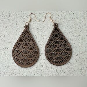 ⭐️NWOT⭐️ Elegant Brown Teardrop Wooden Earrings